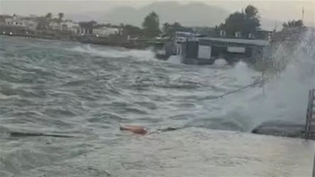 ارتفاع الأمواج يدفع مياه البحر لاقتحام الكافيهات في مدينة دهب الساحلية